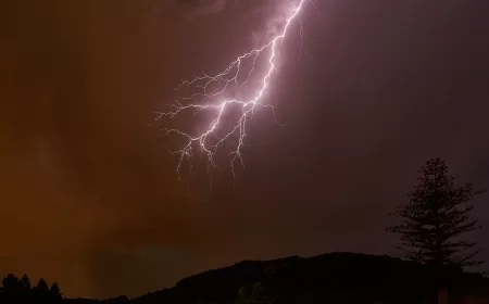 Dvojica muškaraca povređena u udaru groma u Loznici