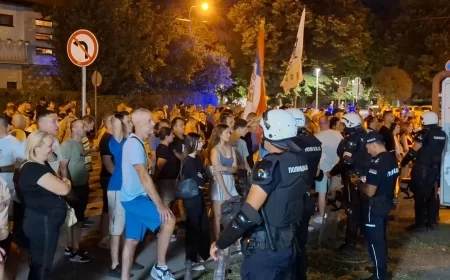 Protest u Šapcu: Povici, detonacije i šetnja oko prostorija SNS-a