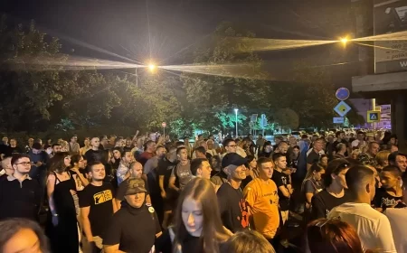 Sinoć napeto u Šapcu: Građani probili kordon i preuzeli zastave ispred prostorija SNS-a