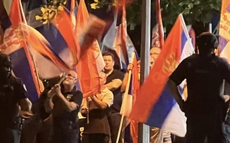 Gradonačelnik Pajić branio prostorije SNS-a, pa pobegao kada je probijen kordon (FOTO)