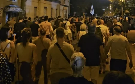 Treća noć protesta u Šapcu – gađane prostorije Zapadne Srbije