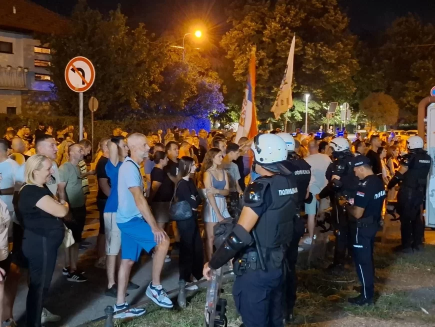 Protest u Šapcu: Povici, detonacije i šetnja oko prostorija SNS-a