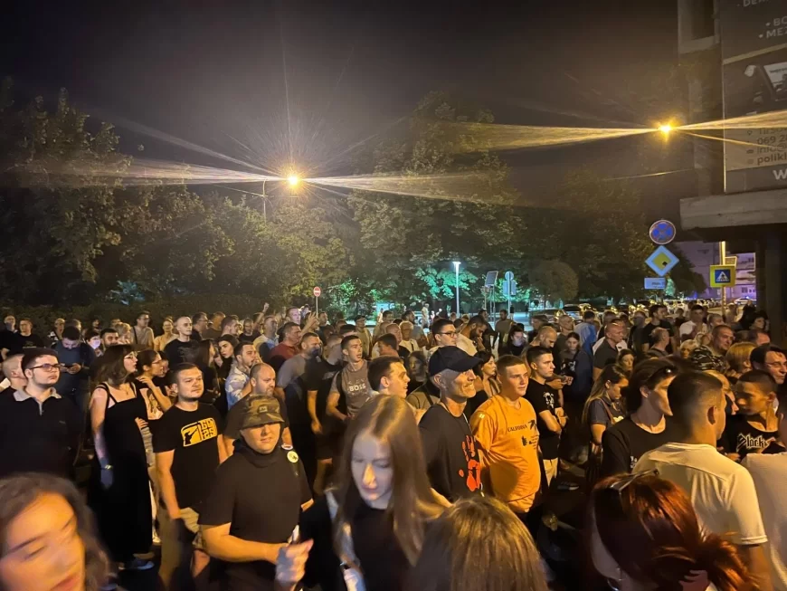 Sinoć napeto u Šapcu: Građani probili kordon i preuzeli zastave ispred prostorija SNS-a