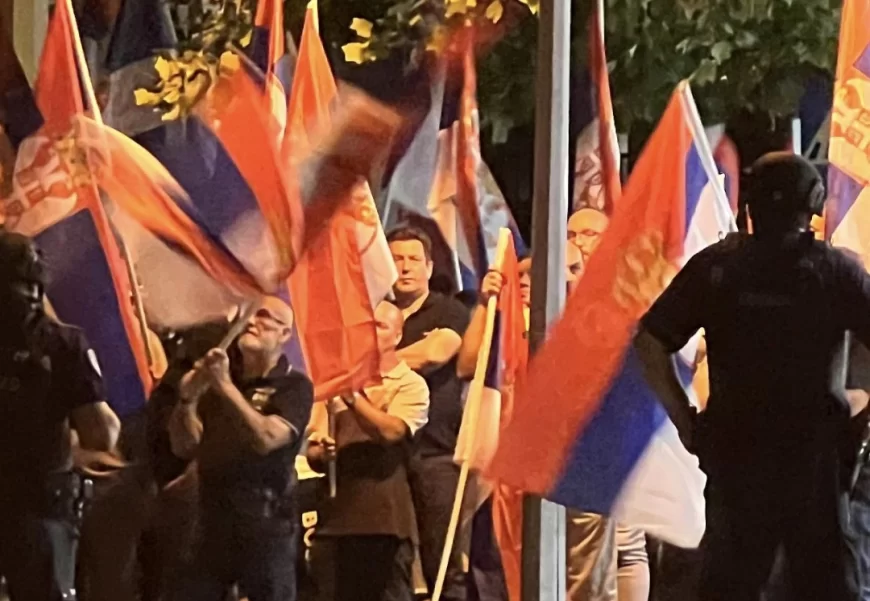 Gradonačelnik Pajić branio prostorije SNS-a, pa pobegao kada je probijen kordon (FOTO)