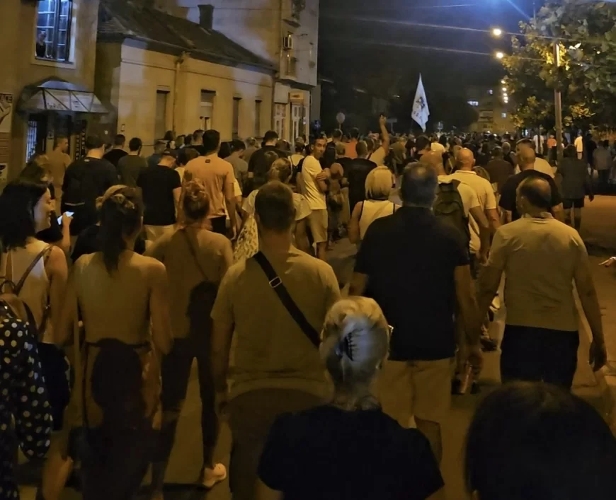 Treća noć protesta u Šapcu – gađane prostorije Zapadne Srbije
