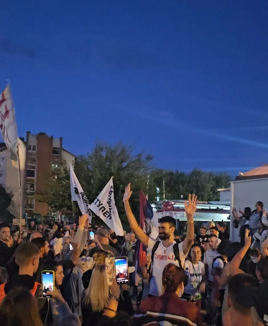 Sinoć protest ispred „Pinki“ centra u Sremskoj Mitrovici