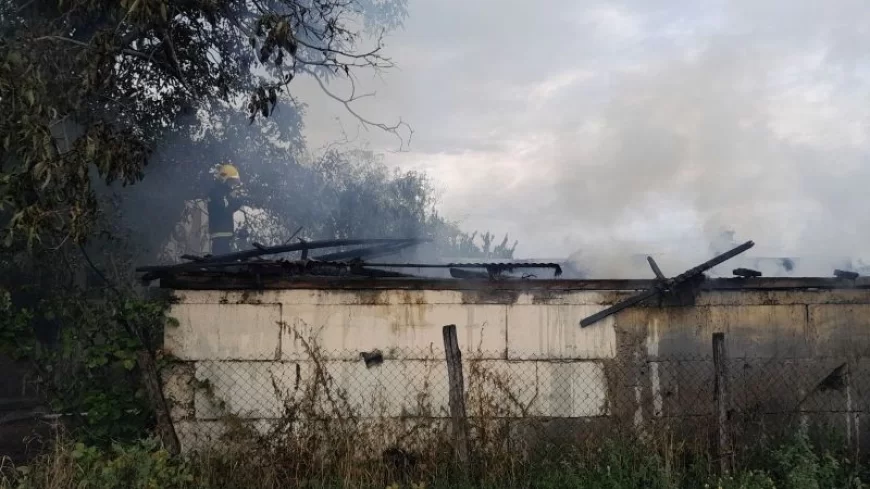 Požar kod Kostadinovića puta: Izgoreo pomoćni objekat, nema povređenih