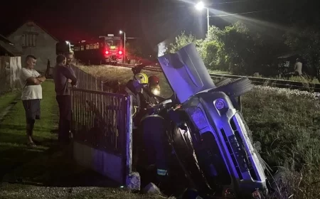 Voz udario automobil na pružnom prelazu kod Loznice, vozač povređen