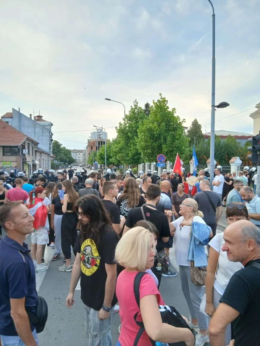 Dva paralelna protesta u Šapcu: policija razdvajala kolone, građani „dezinfikovali“ grad