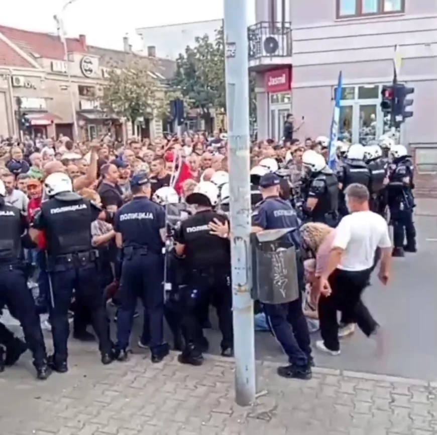 ŠOKANTAN SNIMAK IZ ŠAPCA: Žena pala tokom protesta – građanin je brutalno šutirao, policija pustila da ode!