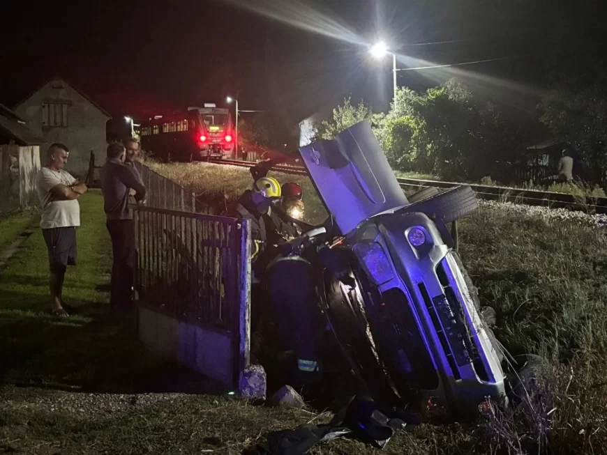 Voz udario automobil na pružnom prelazu kod Loznice, vozač povređen