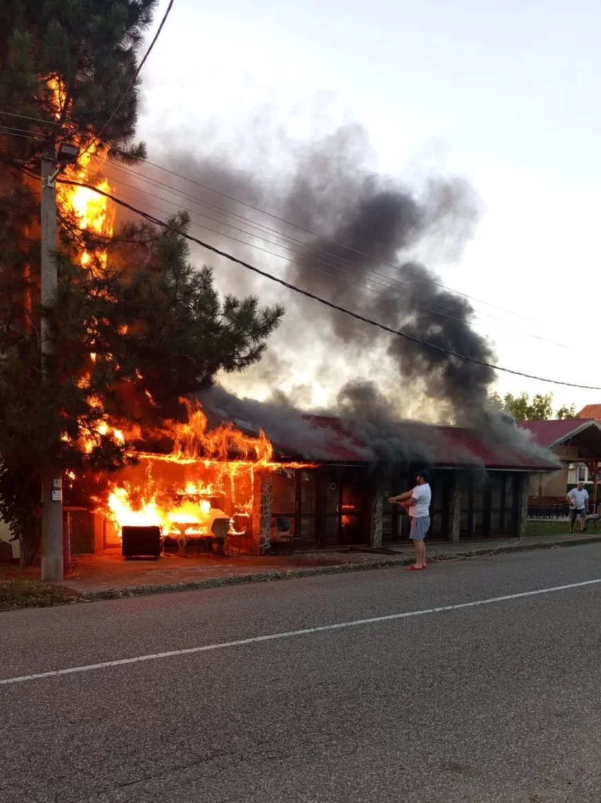 Veliki požar u Tekerišu: Izgoreo kafe-restoran kod spomenika Cerskim junacima