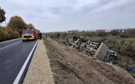 Policija privela vozača (70) autobusa koji je sleteo s puta kod Sremske Mitrovice