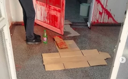 Napad na Čedomira Vranjkovića i Miroslava Filipovića u Loznici: Išarali ulaze crvenom farbom i demolirali automobil