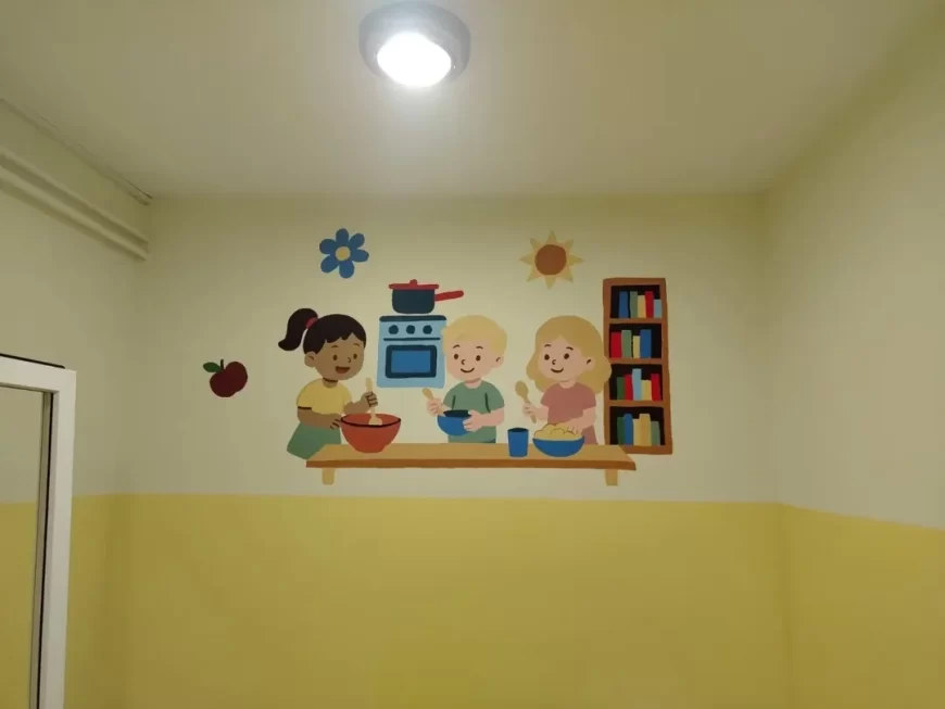 UČENICI ŠKOLE PRIMENJENIH UMETNOSTI OSLIKALI PROSTORIJE DNEVNOG BORAVKA - MURAL KAO DAR