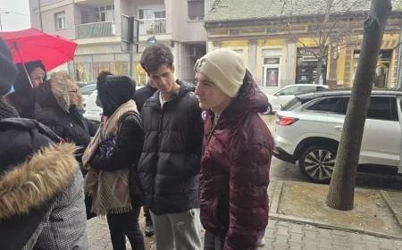 Skup podrške studentu Lazaru Geratoviću ispred Prekršajnog suda u Šapcu