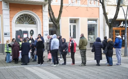 Veliki odziv građana u Šapcu: Studenti prikupljali potpise za vanredne parlamentarne izbore