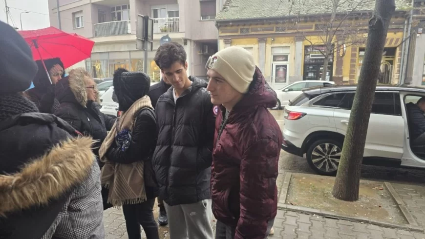 Skup podrške studentu Lazaru Geratoviću ispred Prekršajnog suda u Šapcu