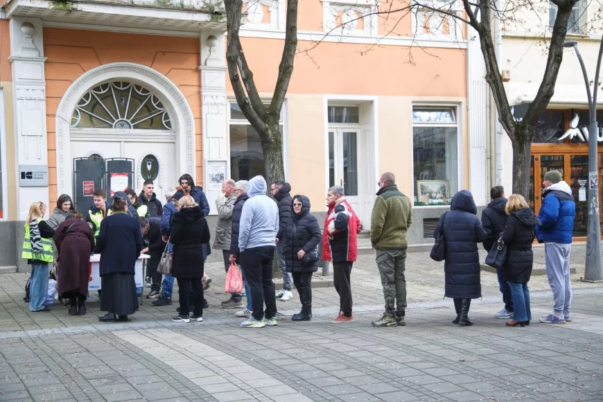 Veliki odziv građana u Šapcu: Studenti prikupljali potpise za vanredne parlamentarne izbore