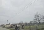 Saobraćajna nezgoda u Bogosavcu: Automobil završio prevrnut pored puta