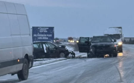 Kolaps u jutarnjim satima zbog pet centimetara snega: Brojna proklizavanja i saobraćajne nezgode