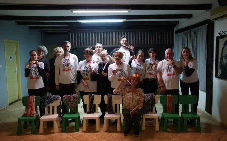 Šabački glumci obeležili godinu dana od otkaza koleginici predstavom „Ovo nije predstava“