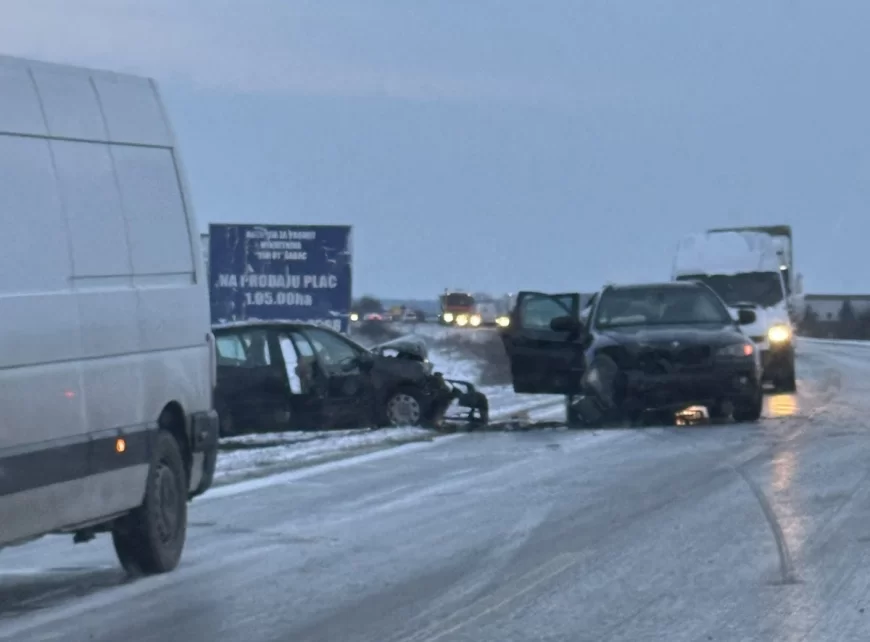 Kolaps u jutarnjim satima zbog pet centimetara snega: Brojna proklizavanja i saobraćajne nezgode
