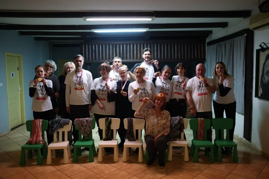 Šabački glumci obeležili godinu dana od otkaza koleginici predstavom „Ovo nije predstava“