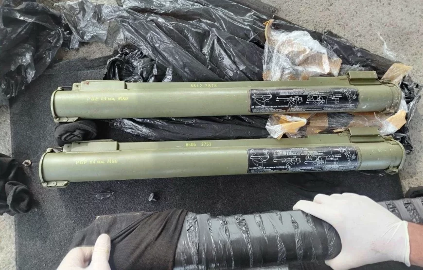 Na graničnom prelazu Badovinci policija pronašla četiri „Zolje“ u braniku automobila, vozač uhapšen