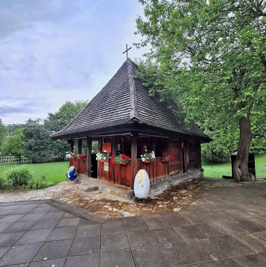 Vernici USTALI protiv zatvaranja čuvene Crkve brvnare u Tršiću!