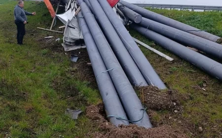 Dva udesa u istom danu: Incidenti na pružnom prelazu i brzoj saobraćajnici u Zminjaku