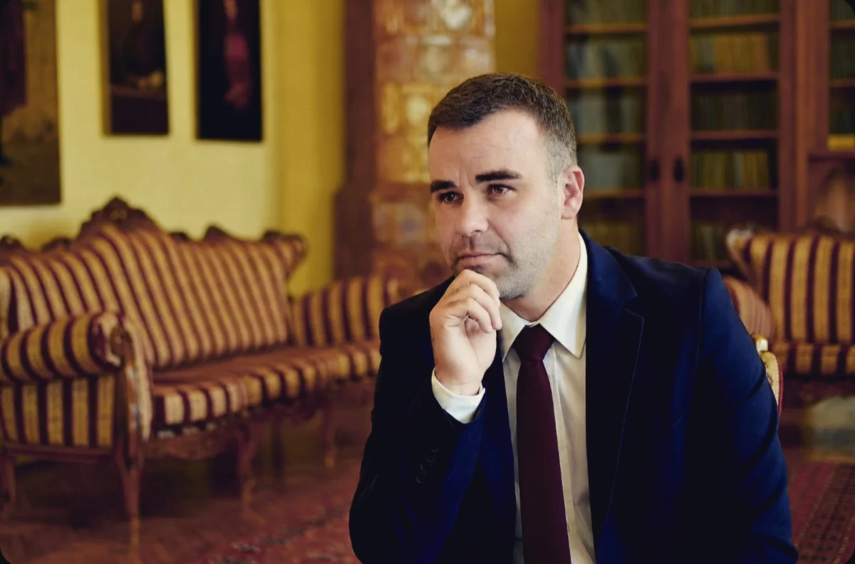 Mitrašinović: Ovo su teme, a ne Alisa u “zemlji luda”