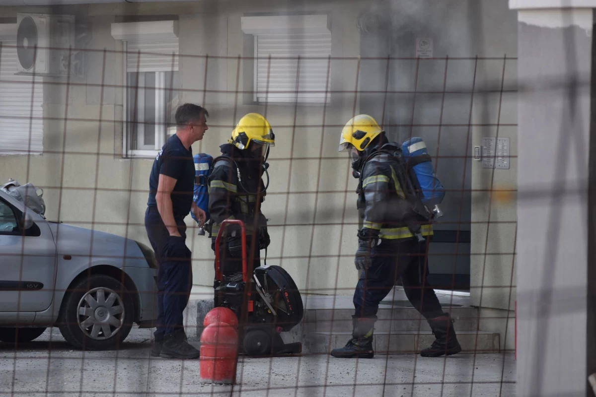Požar u stambenoj zgradi u Ulici kralja Milana u Šapcu, vatrogasci intervenisali