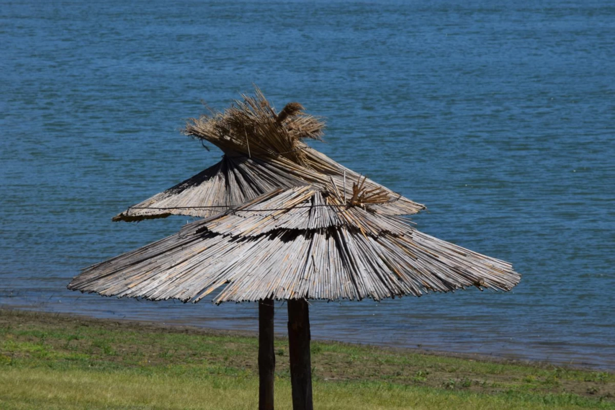 Gradska plaža u Šapcu spremna za letnju sezonu: Postavljaju se suncobrani i tuševi