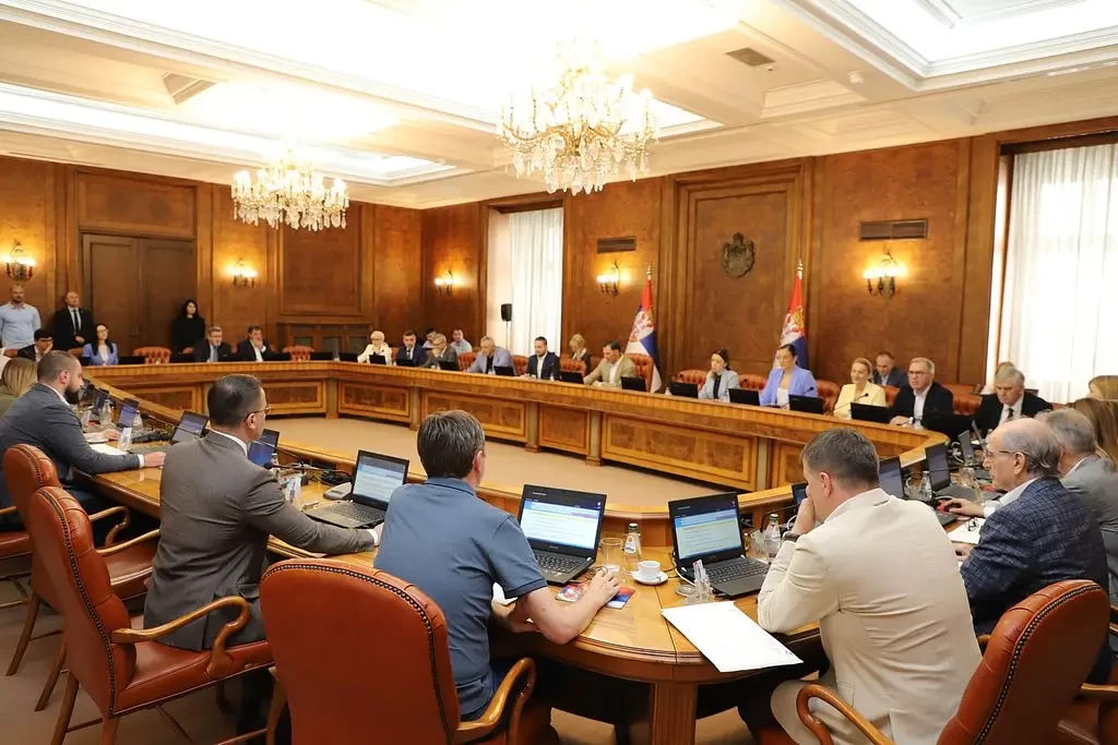 Vlada usvojila Predlog zakona: Roditelji-negovatelji dobijaju mesečnu naknadu od 65.000 dinara
