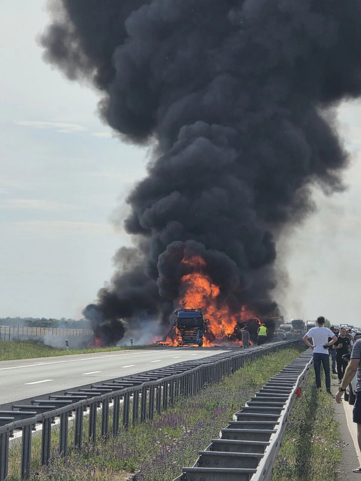 HOROR NA AUTO-PUTU! Sudarila se dva kamiona, vozila u plamenu – čuju se eksplozije