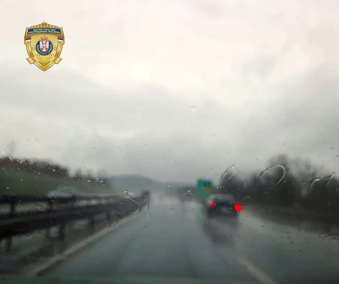 MUP UPOZORAVA: Stiže nevreme, vozači da budu posebno oprezni