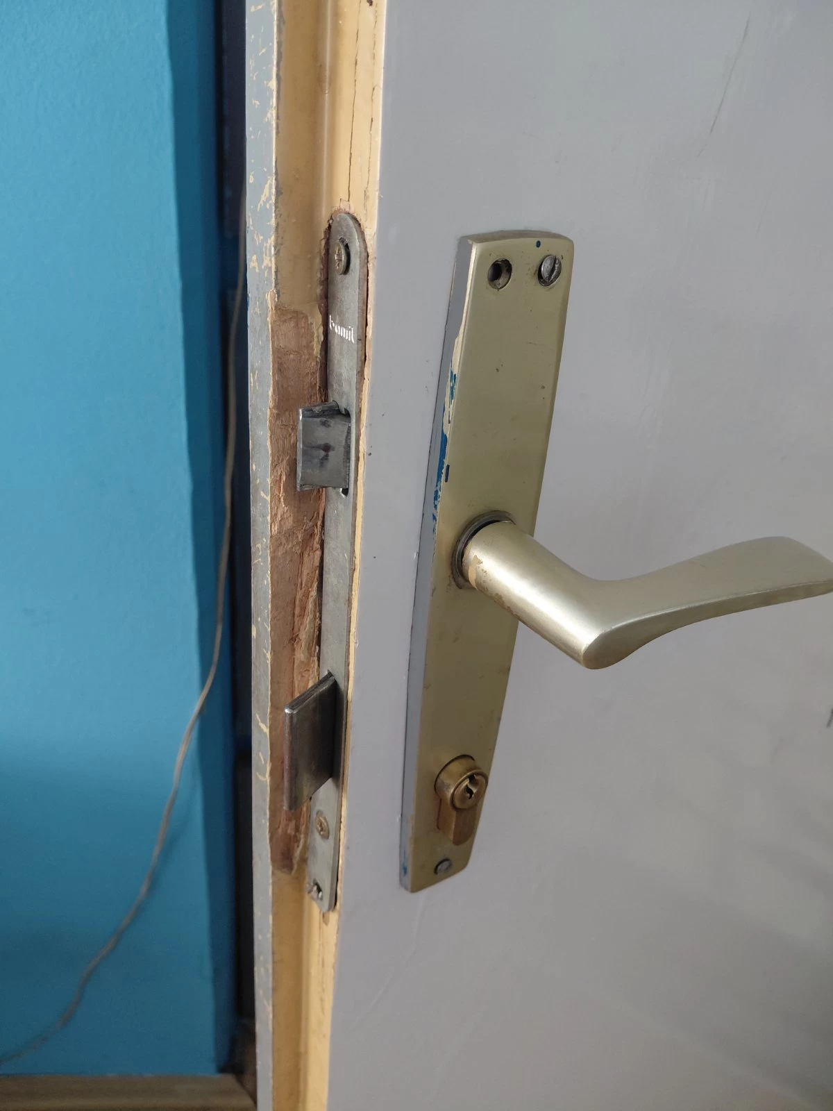MONARHISTI: Obijene prostorije u Šapcu, ukraden hard disk