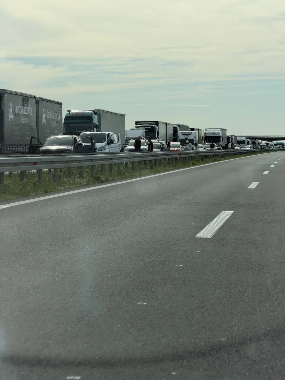 KILOMETARSKE KOLONE NA AUTO-PUTU! Nakon sudara dva kamiona saobraćaj otežan, vozači preusmereni na alternativne pravce
