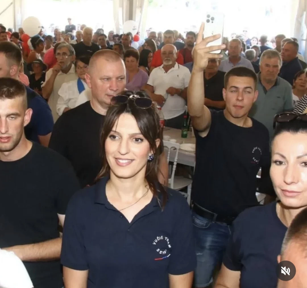 NAČELNIK ŠABAČKE POLICIJE FOTOGRAFISAN NA SKUPU U GRUŠIĆU, ČEKA SE ODGOVOR O NJEGOVOM PRISUSTVU