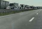 KILOMETARSKE KOLONE NA AUTO-PUTU! Nakon sudara dva kamiona saobraćaj otežan, vozači preusmereni na alternativne pravce