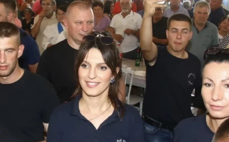 NAČELNIK ŠABAČKE POLICIJE FOTOGRAFISAN NA SKUPU U GRUŠIĆU, ČEKA SE ODGOVOR O NJEGOVOM PRISUSTVU