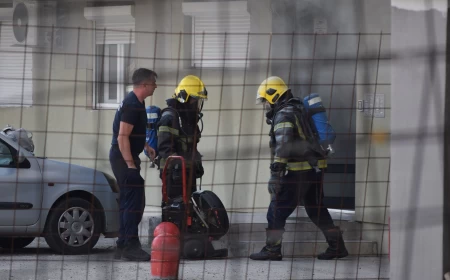 Požar u stambenoj zgradi u Ulici kralja Milana u Šapcu, vatrogasci intervenisali