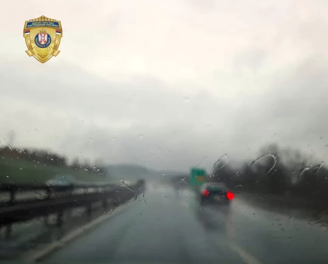 MUP UPOZORAVA: Stiže nevreme, vozači da budu posebno oprezni