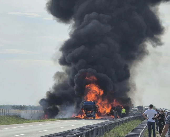 HOROR NA AUTO-PUTU! Sudarila se dva kamiona, vozila u plamenu – čuju se eksplozije