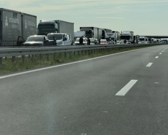 KILOMETARSKE KOLONE NA AUTO-PUTU! Nakon sudara dva kamiona saobraćaj otežan, vozači preusmereni na alternativne pravce