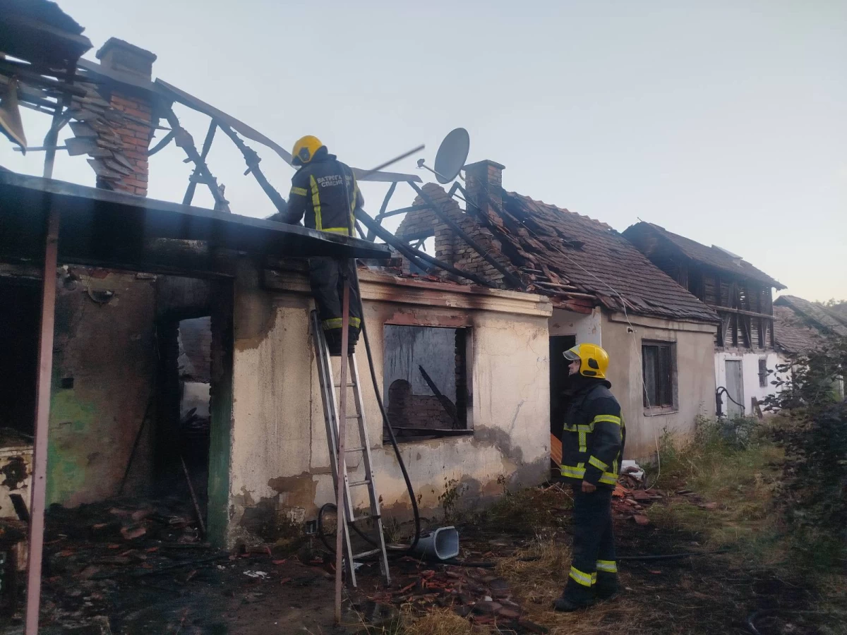 TRAGEDIJA U BOGATIĆU: Muškarac stradao u požaru porodične kuće