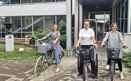 „Biblioteka na korak od svih“: Šabačke bibliotekarke biciklima posetile korisnike Ustanove za decu i mlade sa smetnjama i Dnevnog boravka