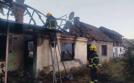 TRAGEDIJA U BOGATIĆU: Muškarac stradao u požaru porodične kuće