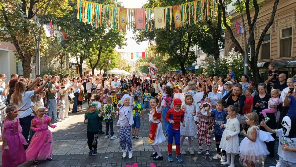 Mališani PU „Naše dete“ u karnevalskim kostimima prošetali Šapcem